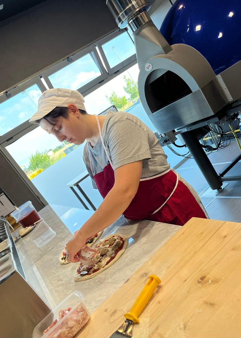 Ambra al lavoro nel suo locale