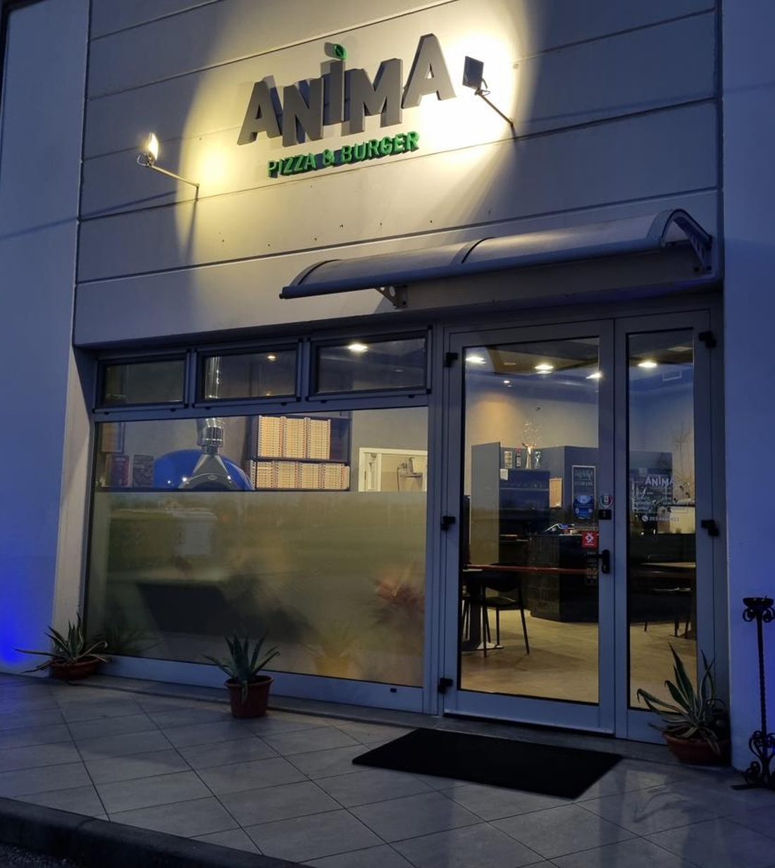 L'esterno del locale Anima Pizza & Burger a Gonzaga la sera